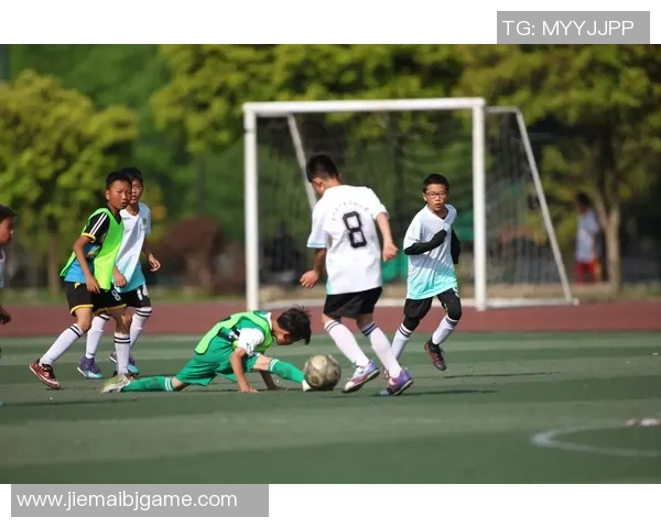 足球高颜值男球星正脸特写，展现阳光魅力与运动风采